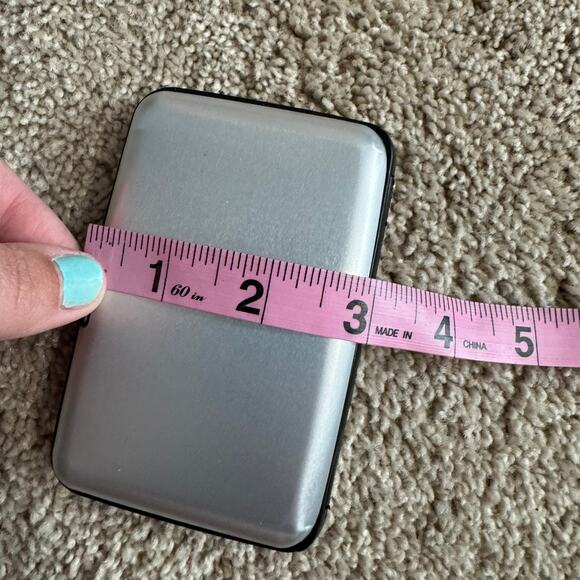 NEW Silver & Black Hard Shell Credit Card Wallet Closes Tightly Multiple Slots - Picture 9 of 11